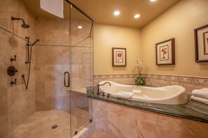 Combined shower/bathtub, jetted bath, hair dryer, towels - Luxury Townhome, Gourmet Kitchen, Hot Tub, Recreation, Great Location! (Deer Valley)