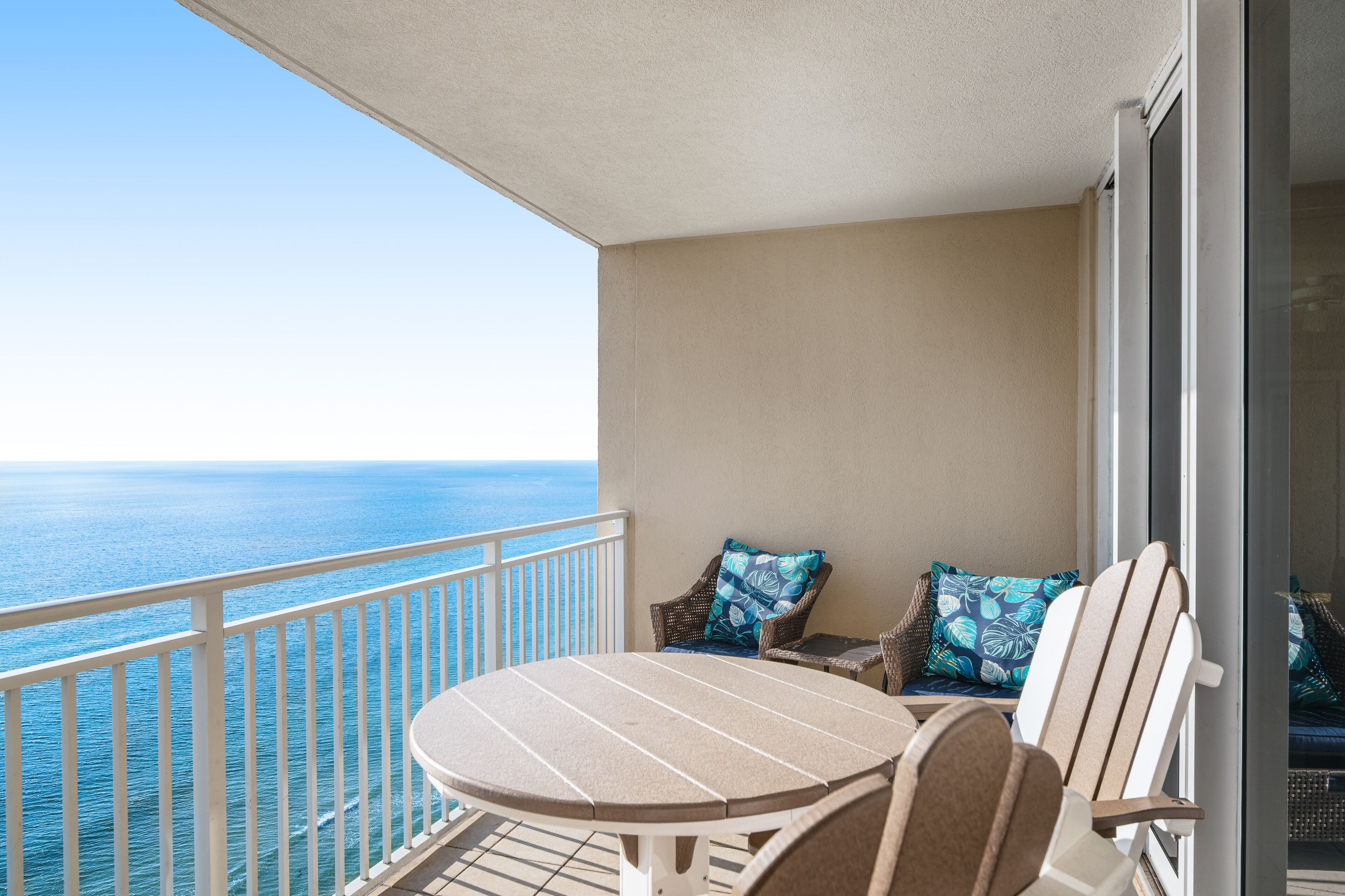 Beachfront penthouse w/ Gulf view balcony & resort pools/hot tub/gym