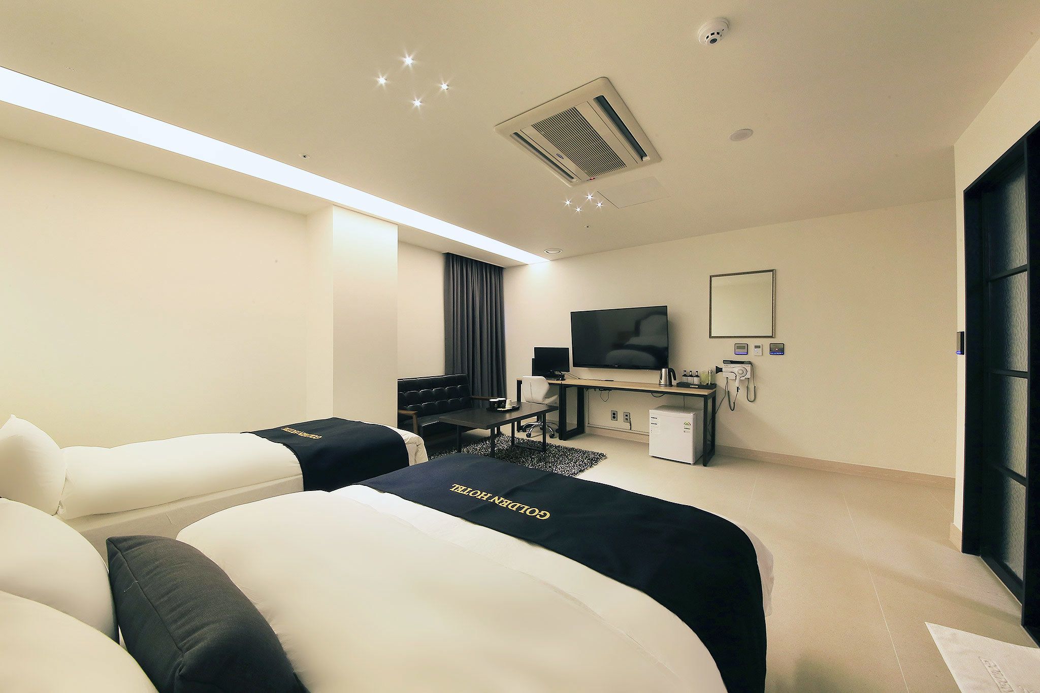 deluxe room (1 double bed, 1 single bed) | free wifi