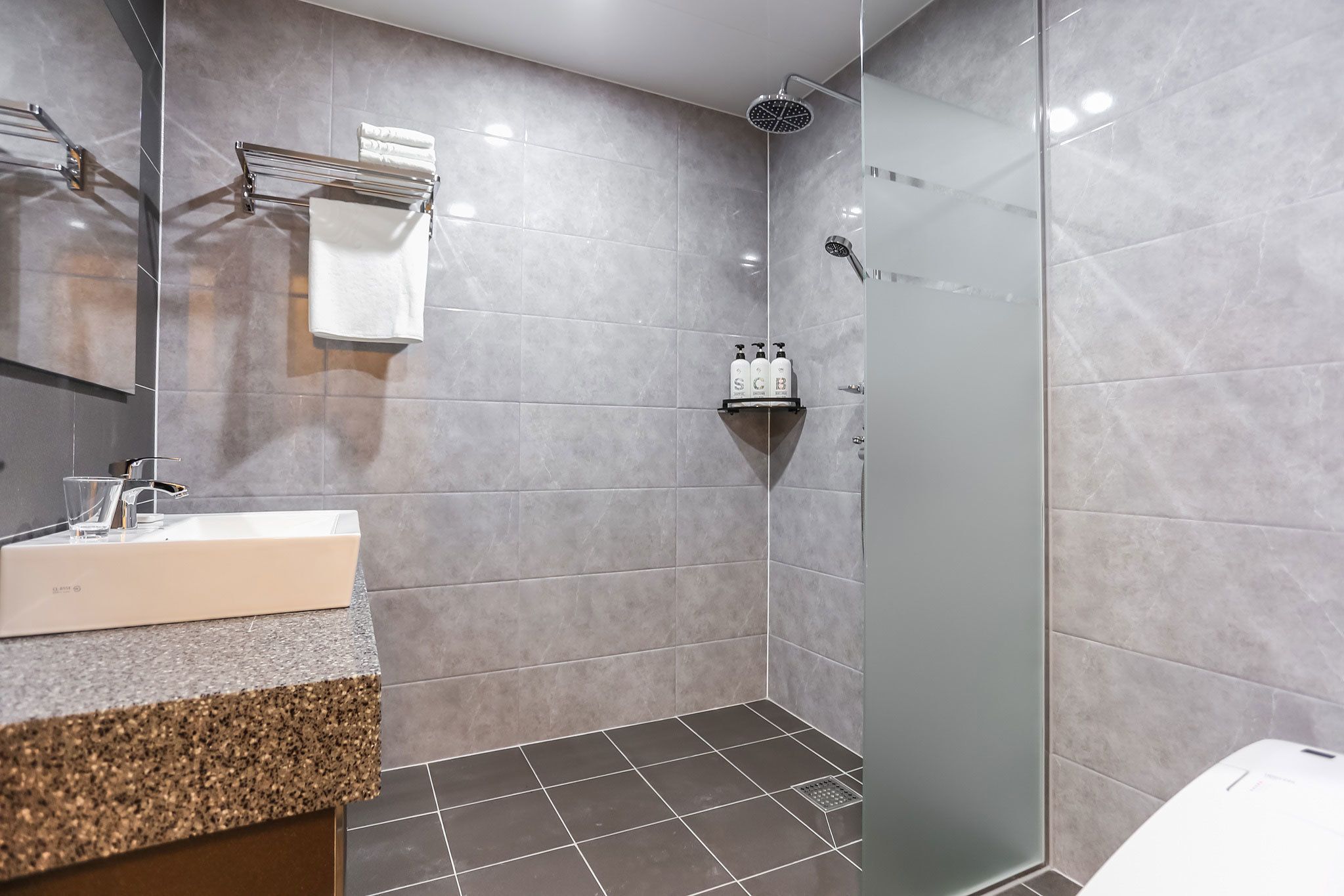 deluxe room, 2 double beds | bathroom | hair dryer, bathrobes, towels, shampoo