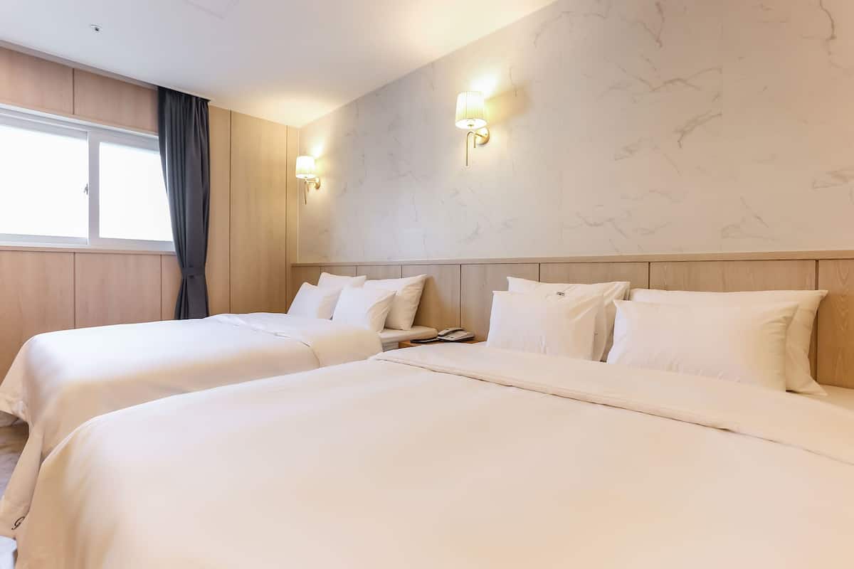 deluxe room, 2 double beds | free wifi