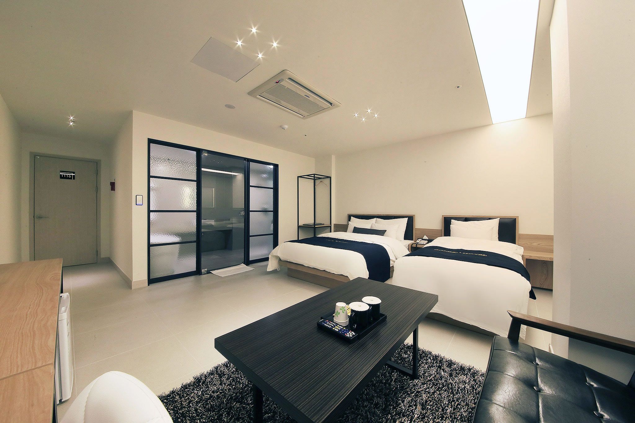 deluxe room (1 double bed, 1 single bed) | free wifi