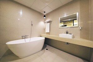 Chambre Deluxe (1 Double Bed, 1 Single Bed) | Salle de bain | Séchoir à cheveux, peignoirs, serviettes fournies, shampooing