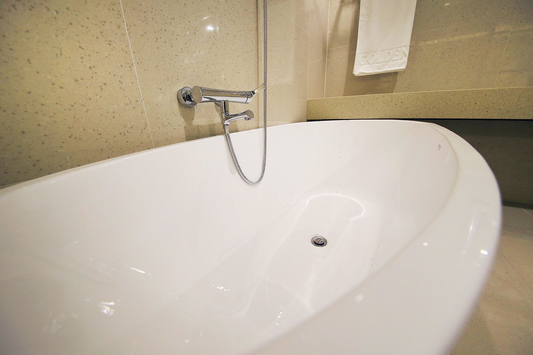 deluxe room (1 double bed, 1 single bed) | deep-soaking bathtub