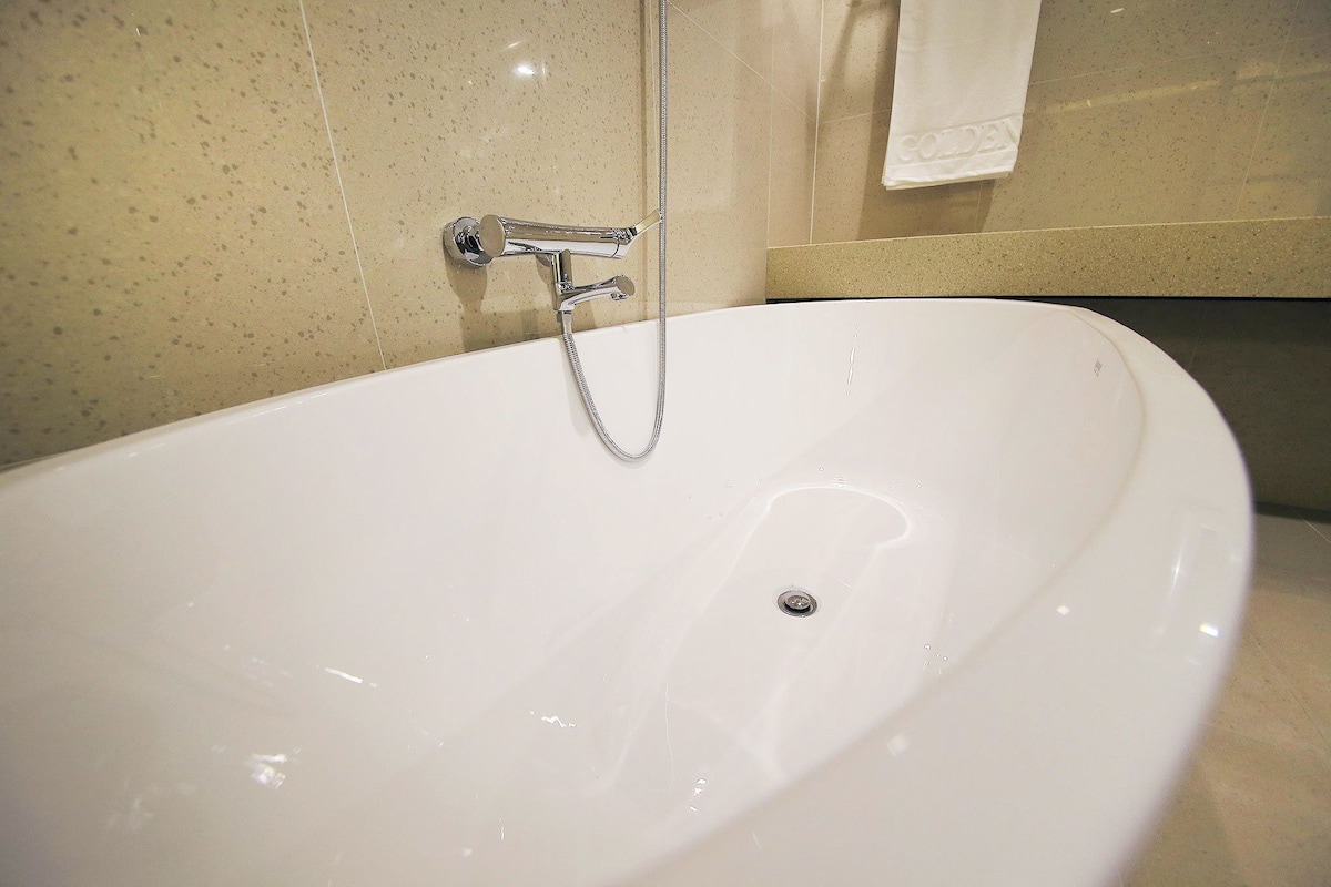 deluxe room (1 double bed, 1 single bed) | deep-soaking bathtub