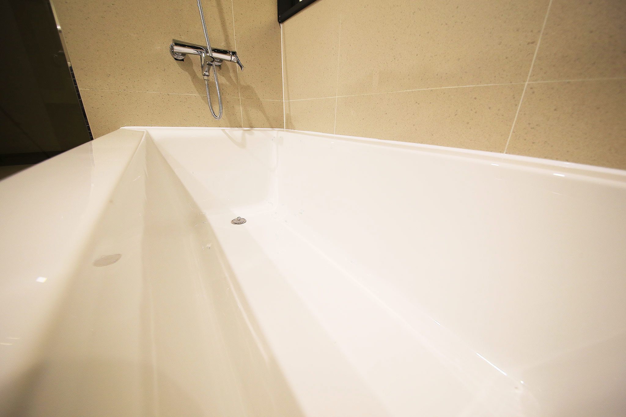standard room | deep-soaking bathtub