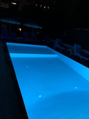 Piscine extérieure, parasols de plage, chaises longues