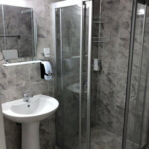 Shower, hair dryer, slippers, towels - Meltem Hotel (Konyaalti)