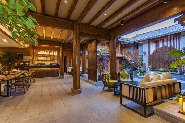 Lobby sitting area - Lijang First Bay Hotel (Lijiang)