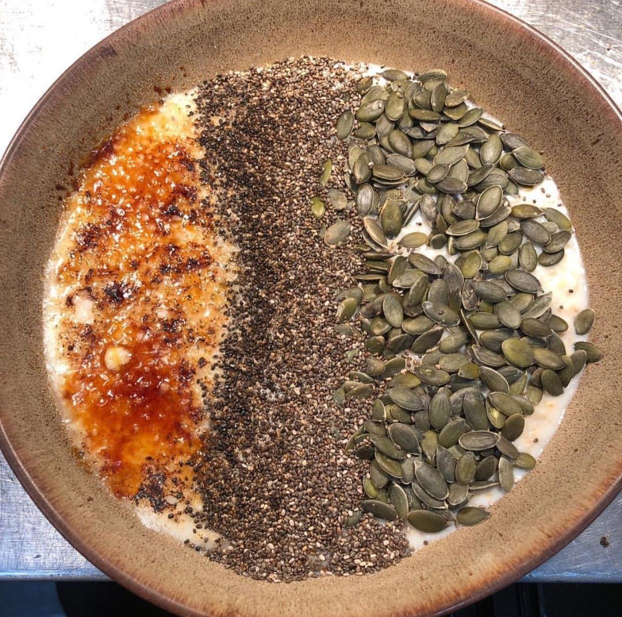 Un plato con una mezcla de semillas y un líquido.