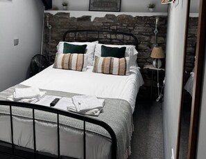 Free WiFi, bed sheets - Sgwd Gwladys (Neath)