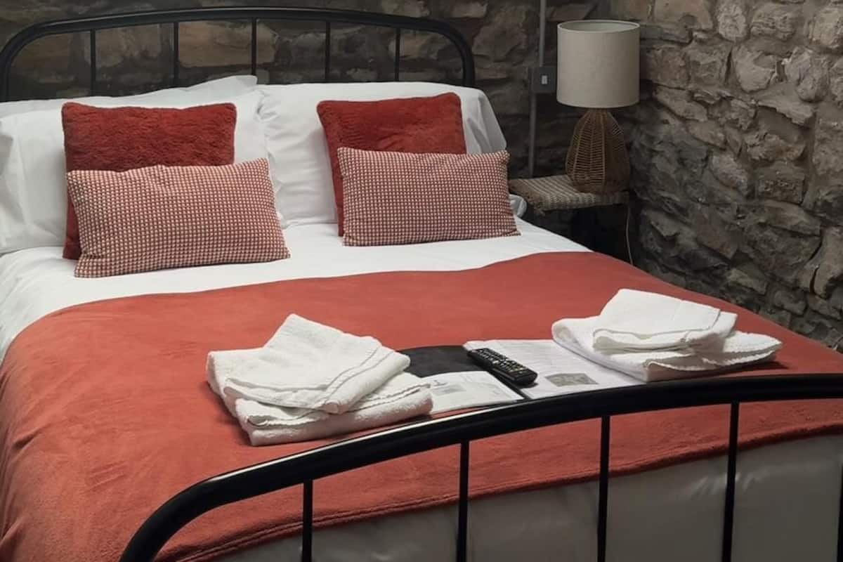 クラシック ダブルルーム | WiFi (無料)、ベッドシーツ