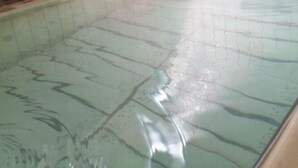 A tiled pool with visible cracks and discoloration. - Zao Onsen Pension Bokunouchi (Kaminoyama)