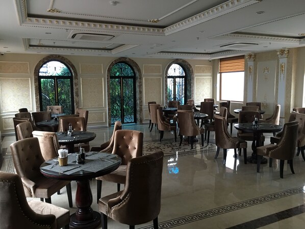 Local and international cuisine - Phuc Anh Hotel (Bac Ninh)