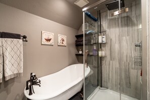 Baignoire, sèche-cheveux, serviettes fournies, savon