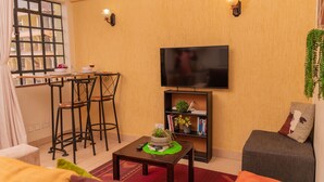 Leilighet, 1 soverom | Oppholdsområde | En 40-tommers smart-TV med Parabol-TV samt TV