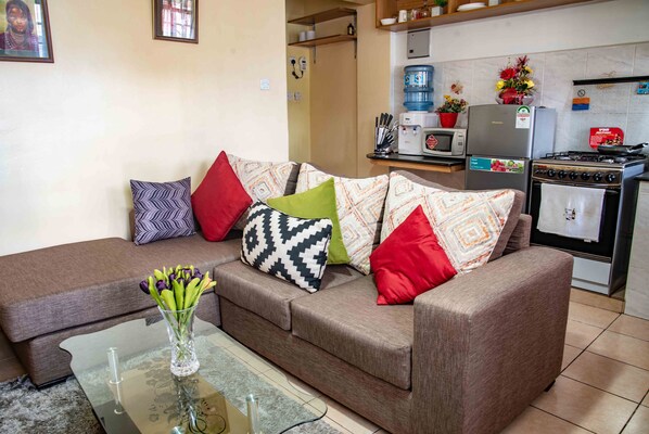 Departamento, 1 habitación | Área de sala de estar | Smart TV de 40 pulgadas con canales vía satélite y televisión 