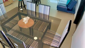 Eine moderne Wohnung mit Essbereich, Küche und Wohnzimmer.