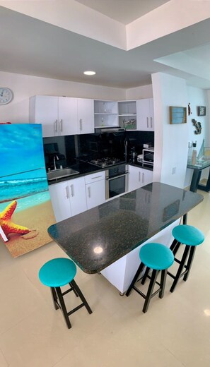 Réfrigérateur, micro-ondes, four, plaque de cuisson