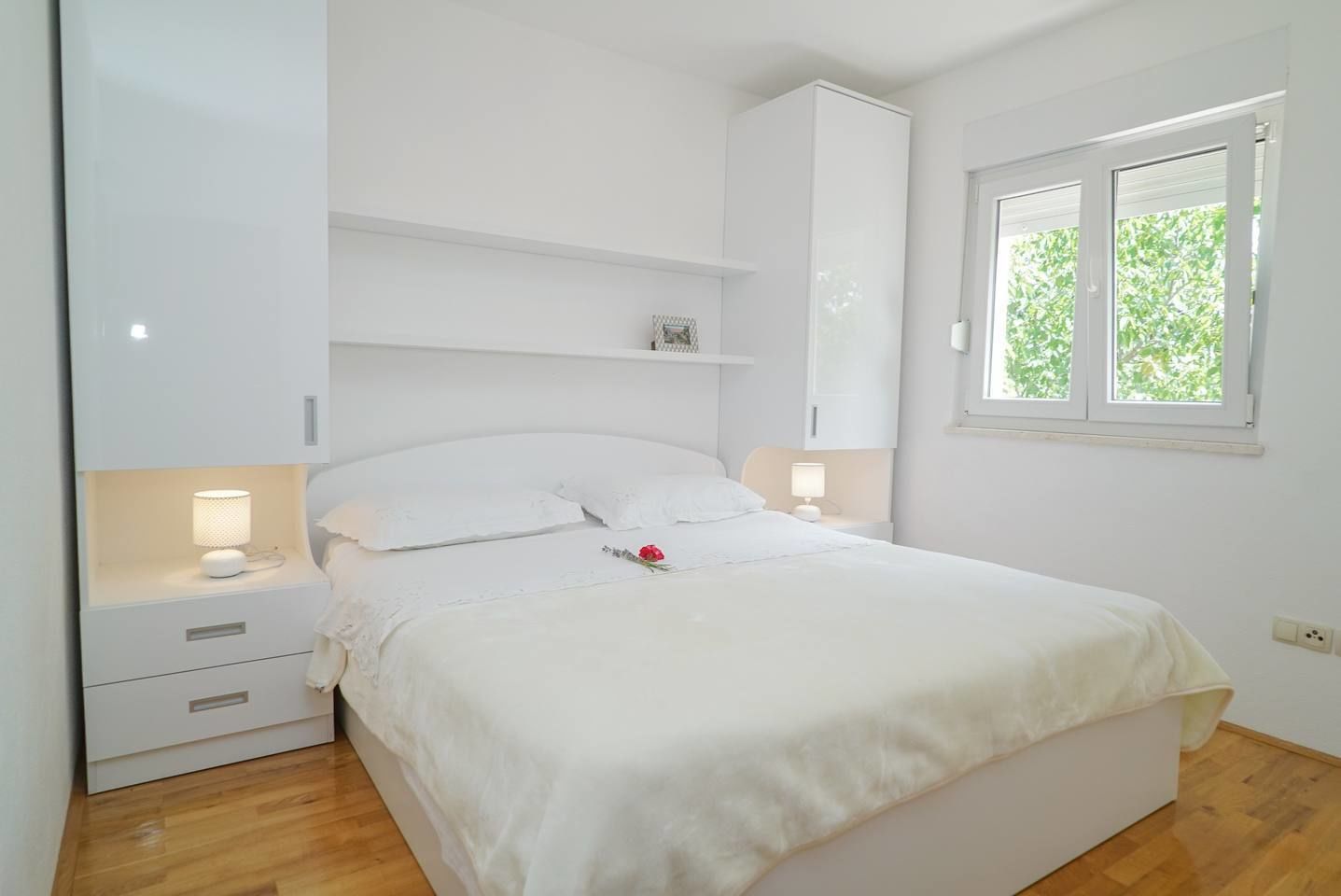 Comfort House | Desk, blackout drapes, bed sheets