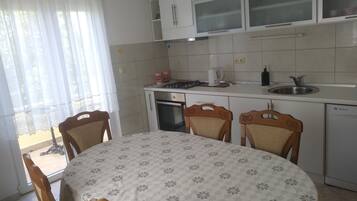 Comfort House | Private kitchen | Fridge, oven, stovetop, electric kettle