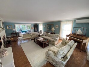 智能電視、壁爐、DVD 播放機、書籍