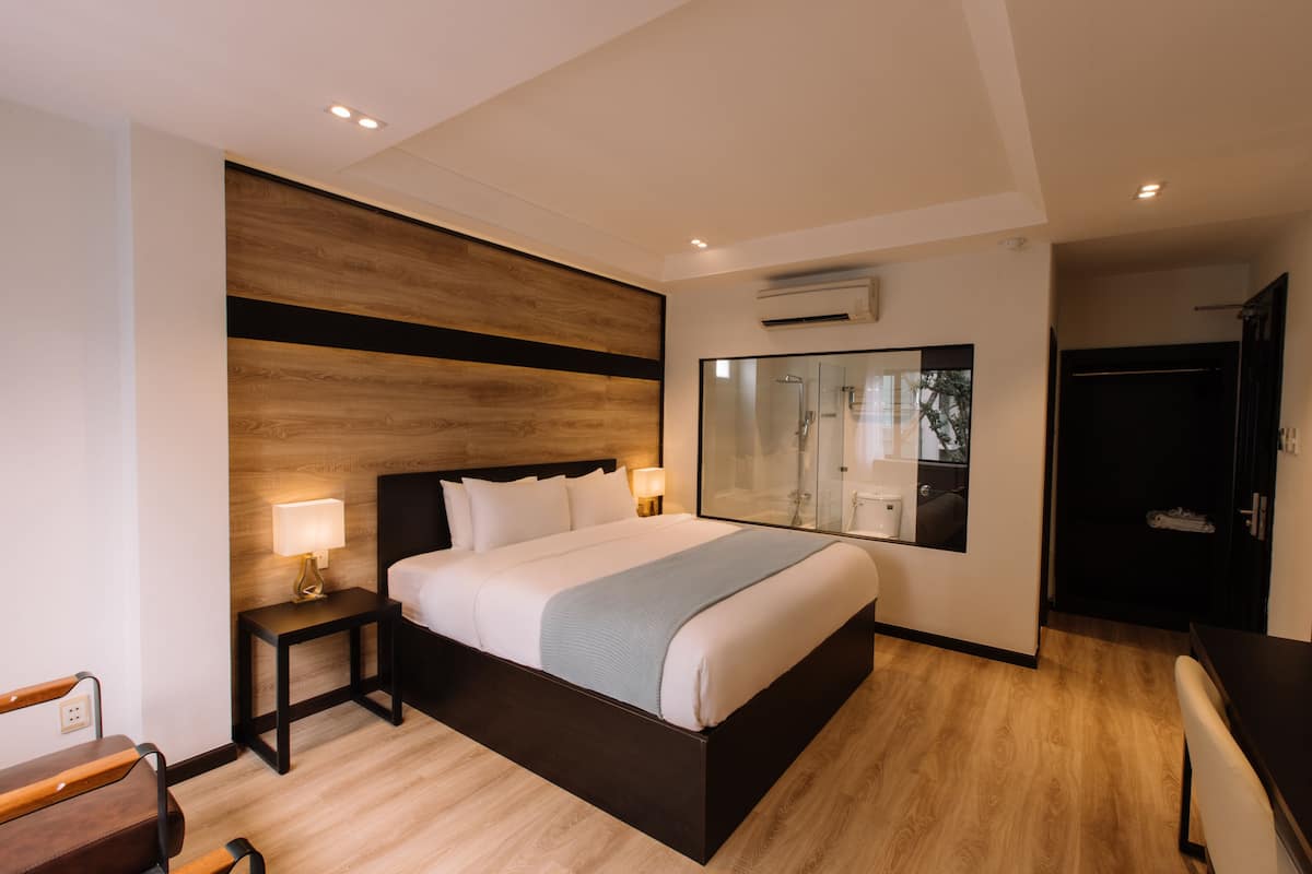 Deluxe kamer, bad (King) | Een minibar, een kluis op de kamer, een bureau, gratis wifi