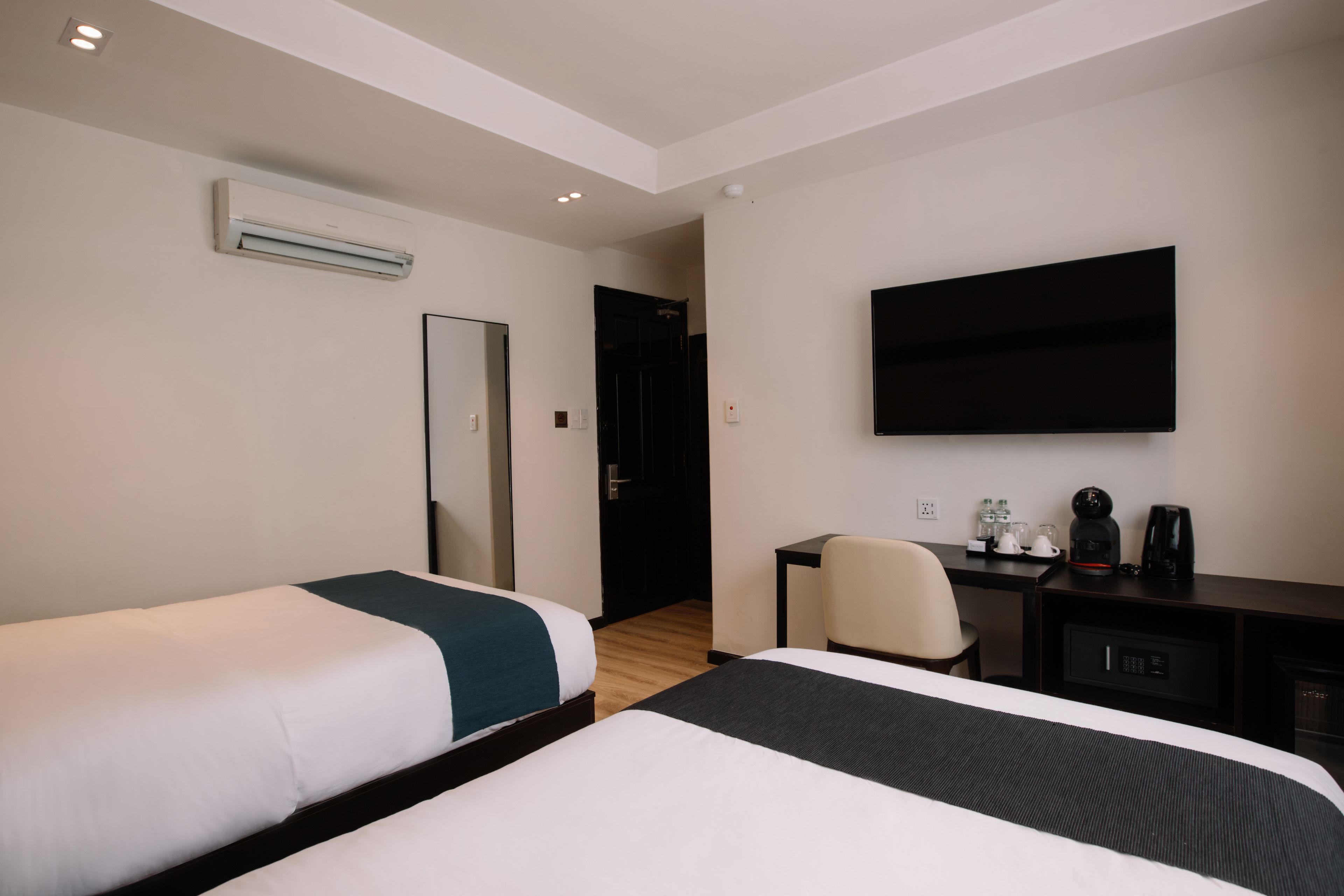 deluxe twin room | minibar, in-room safe, desk, rollaway beds