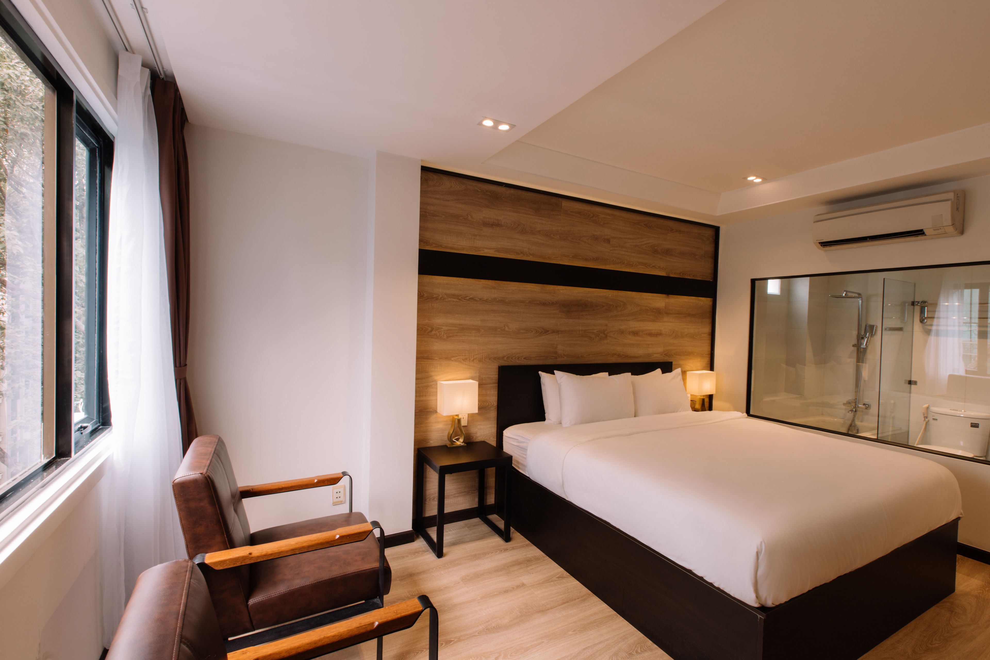 deluxe room, bathtub (king) | minibar, in-room safe, desk, rollaway beds