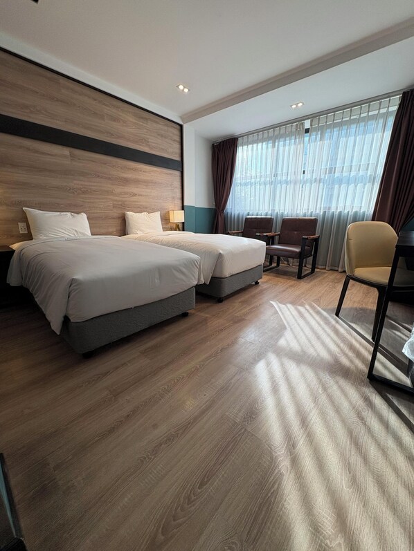 Familien-Doppel- oder -Zweibettzimmer | Minibar, Zimmersafe, Schreibtisch, kostenloses WLAN