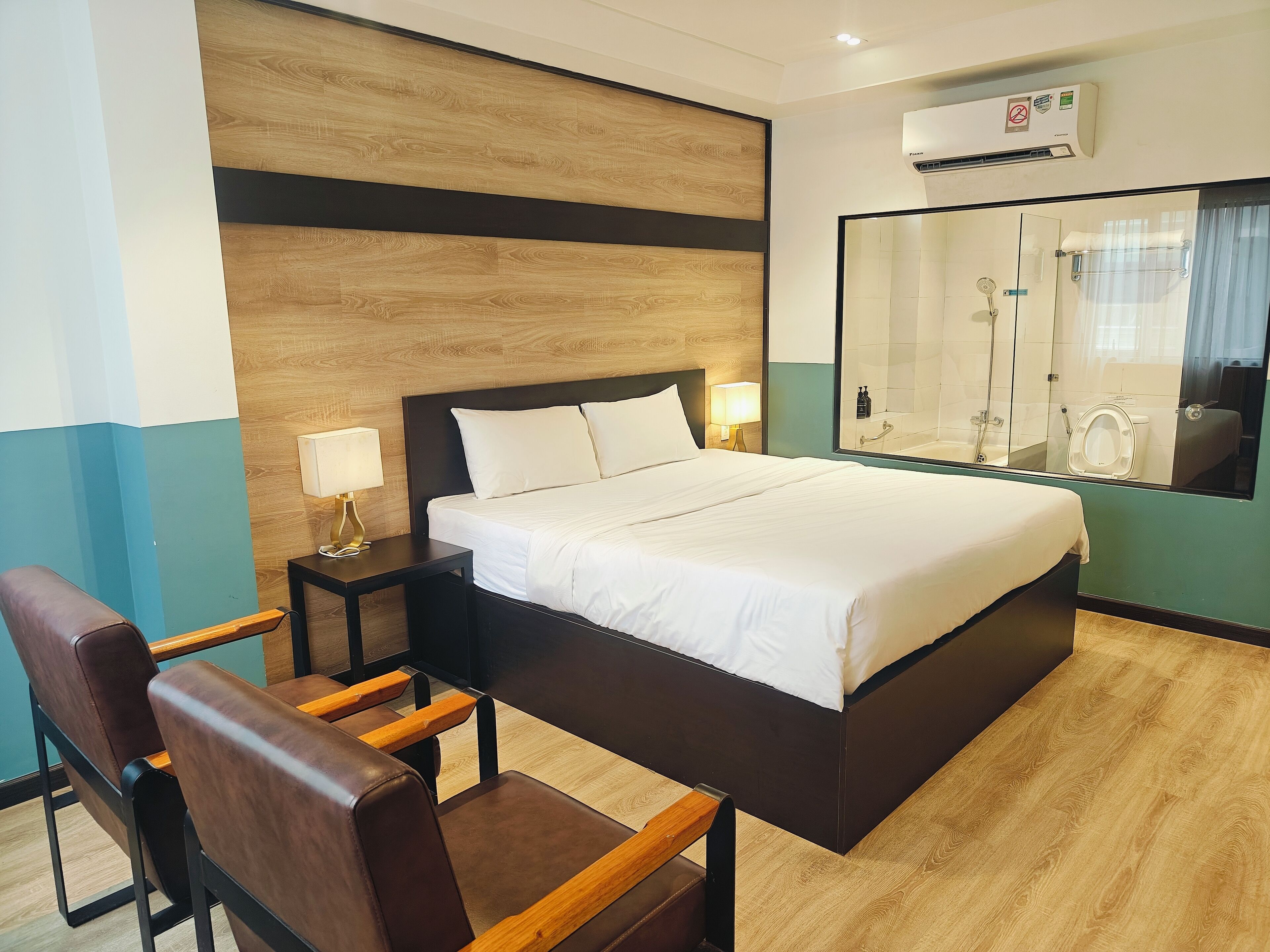 Minibar, in-room safe, desk, free WiFi