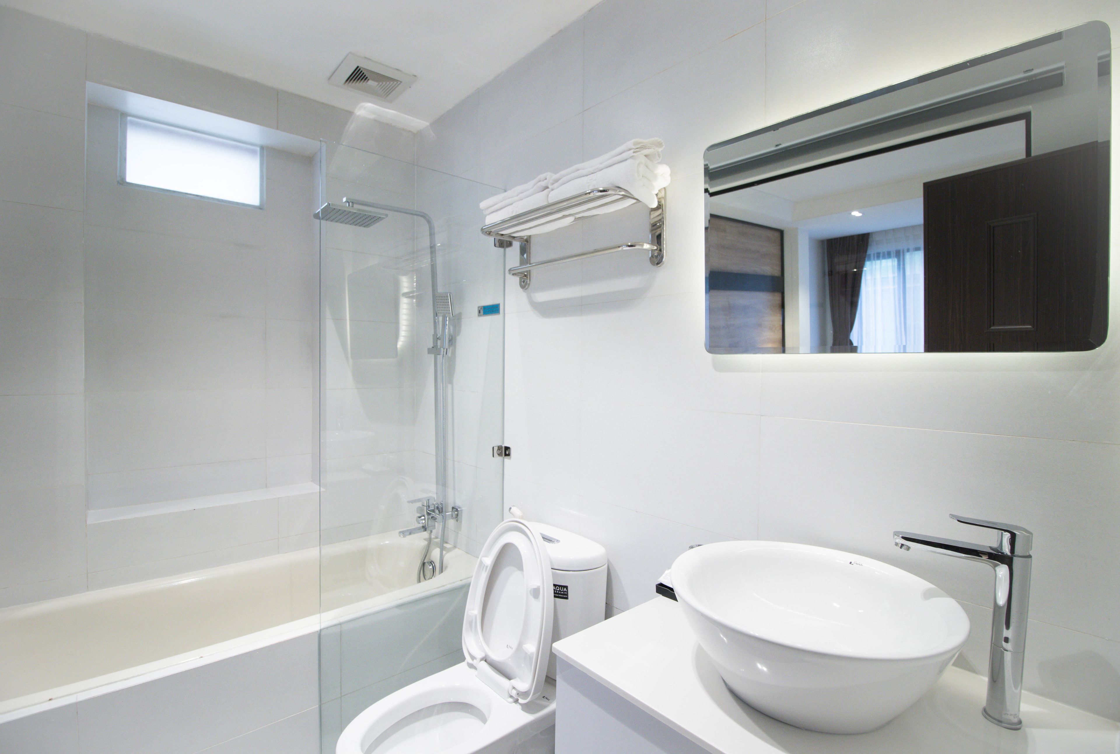 deluxe room, bathtub (king) | bathroom | free toiletries, hair dryer, bathrobes, slippers