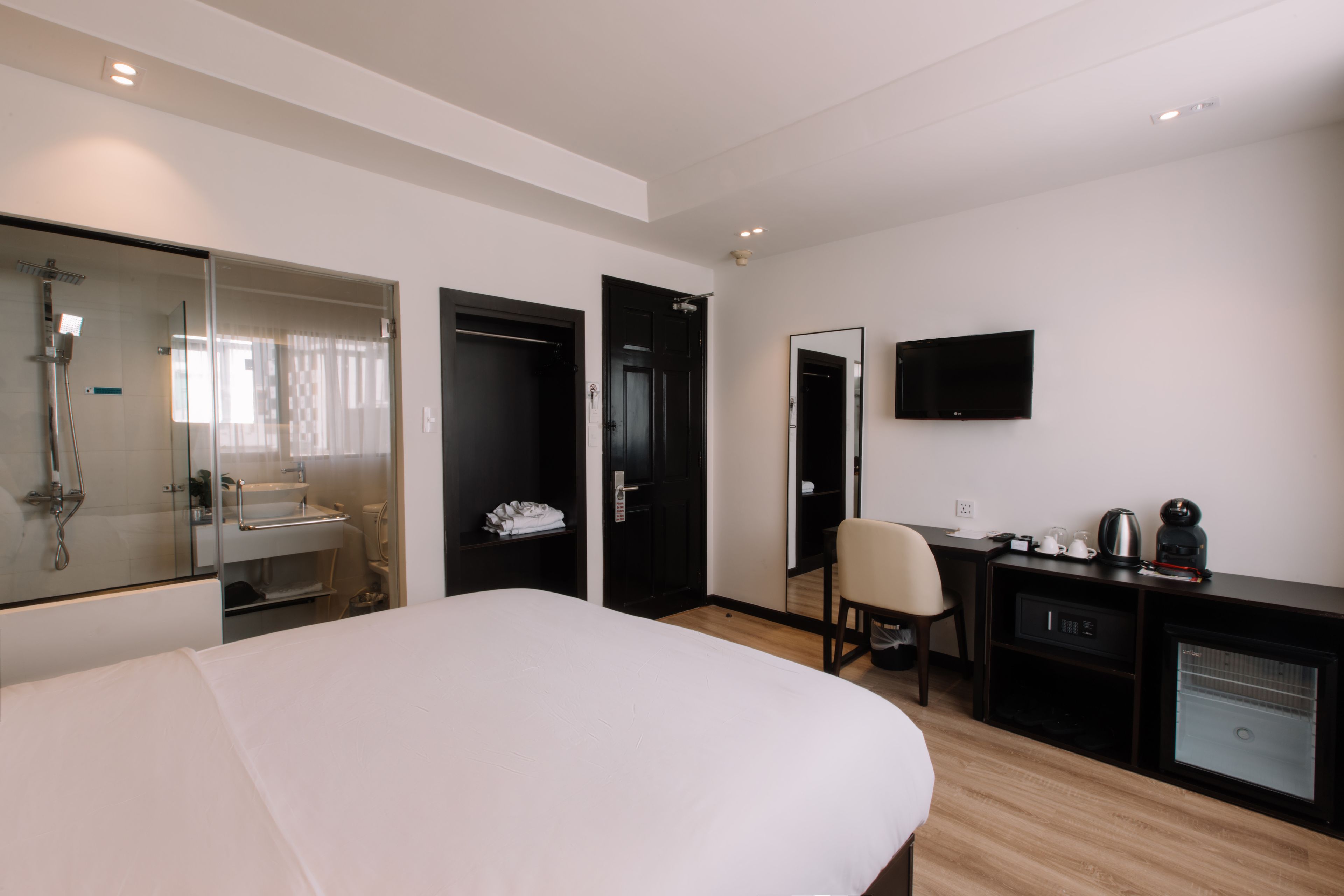 senior room (deluxe) | minibar, in-room safe, desk, rollaway beds