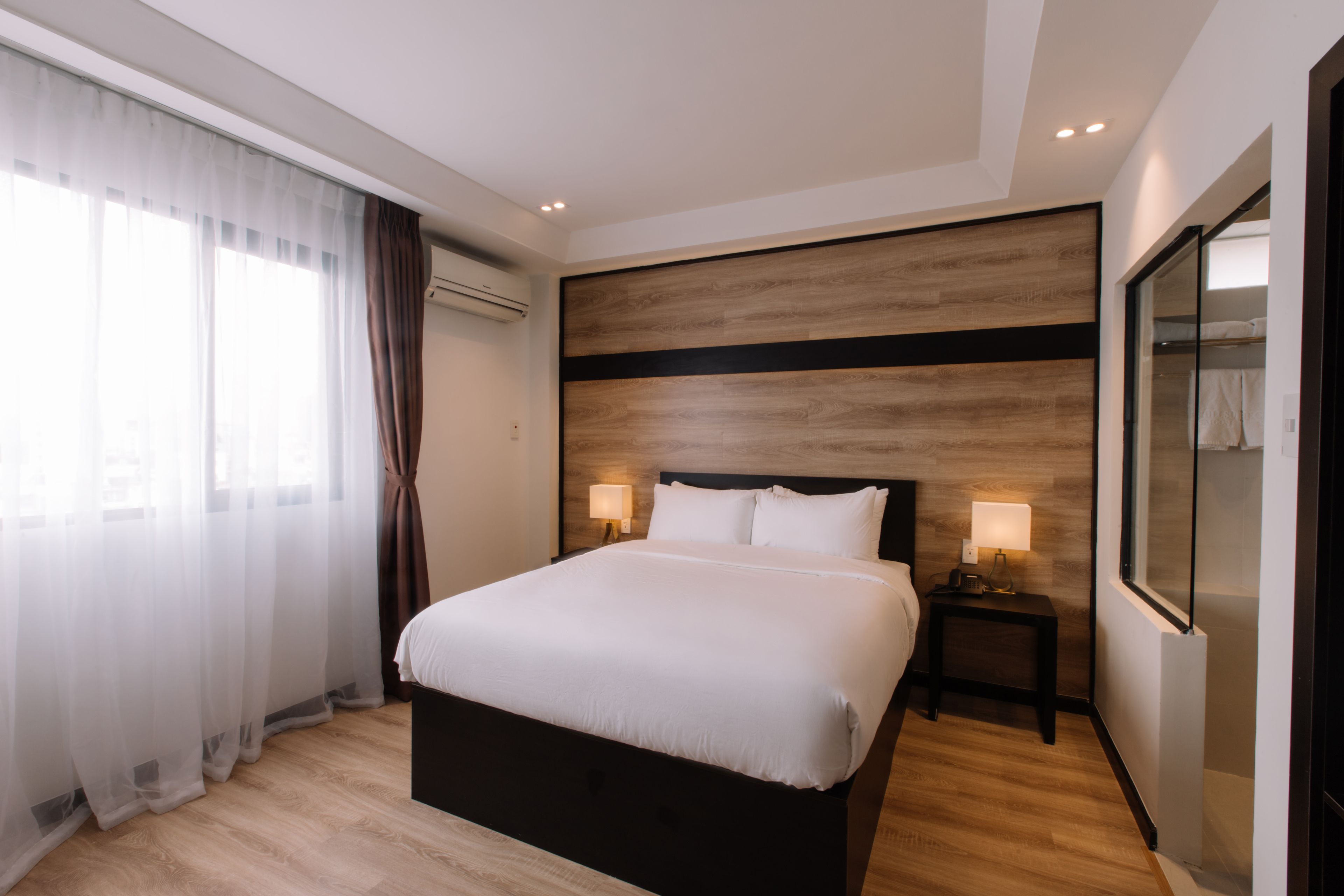 senior room (deluxe) | minibar, in-room safe, desk, rollaway beds