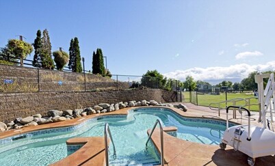 Homey Christmas Mountain Village, 2 Bedroom Villa