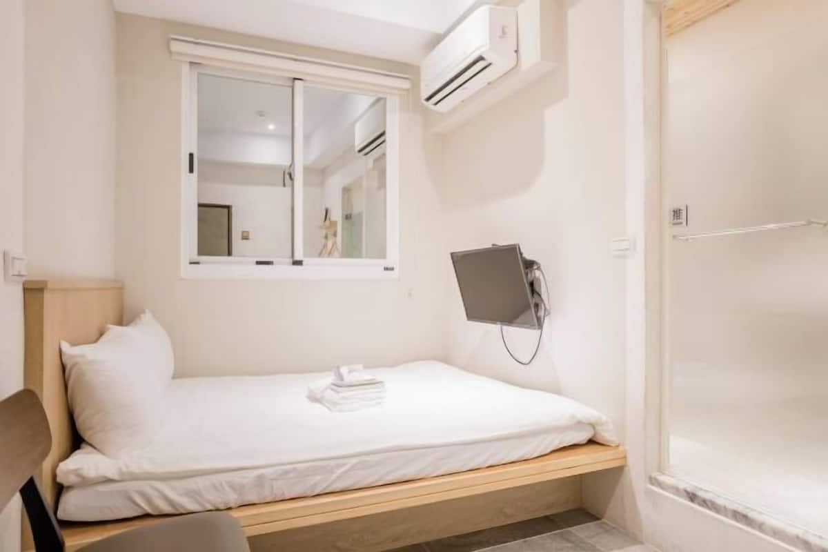 Blackout drapes, soundproofing, free WiFi, bed sheets