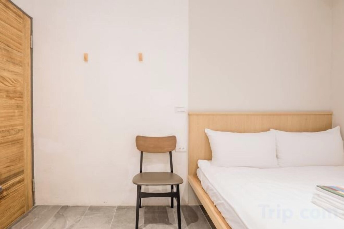 Blackout curtains, soundproofing, free WiFi, bed sheets