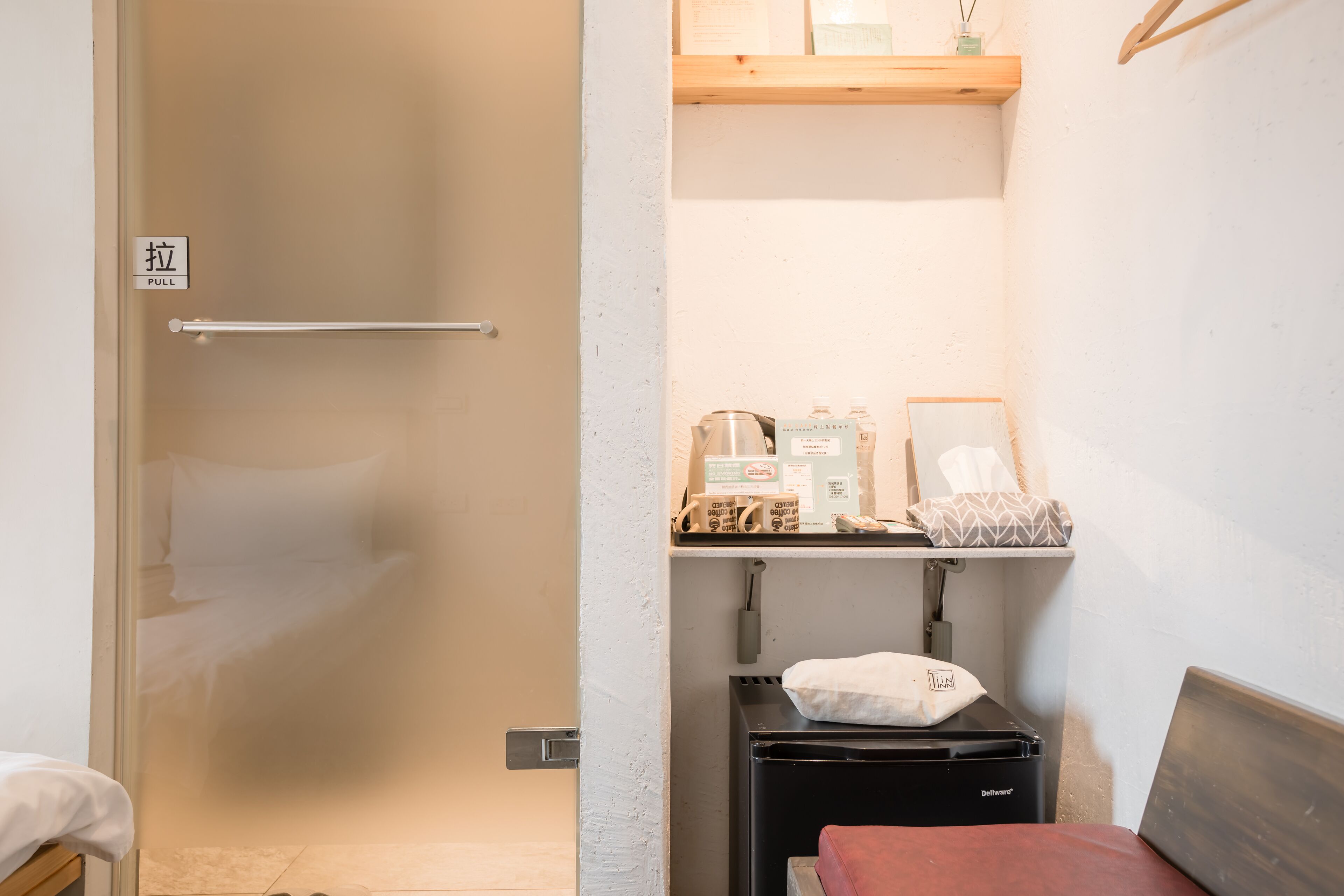 gallery single room, 1 double bed | living area | 31-inch flat-screen tv with digital channels, tv