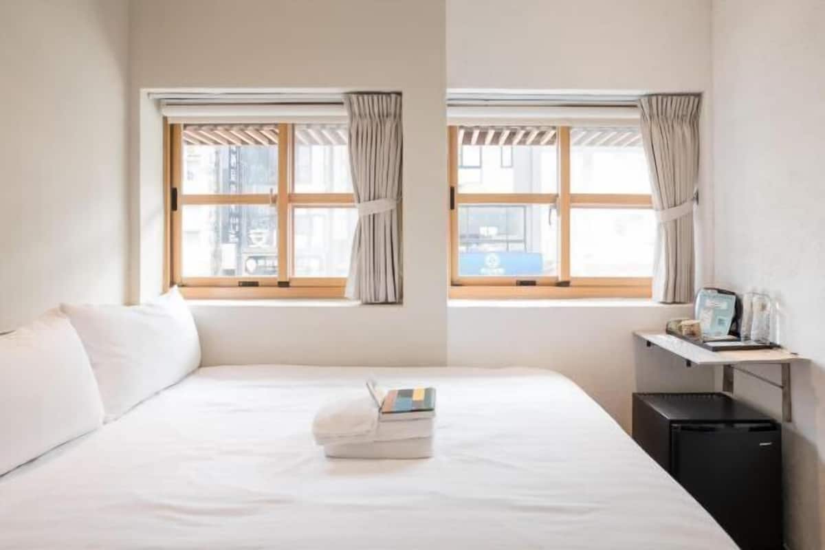 Blackout drapes, soundproofing, free WiFi, bed sheets