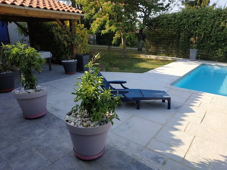 Outdoor pool. Les Agapanthes du frontonnais - Toulouse north