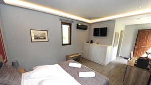 Executive Room (Queen) - Castle View Bungalows (Sparta)