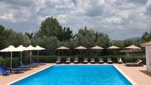 Seasonal outdoor pool, pool umbrellas, sun loungers - Castle View Bungalows (Sparta)