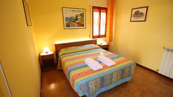 Doppel- oder Zweibettzimmer, Terrasse | Individuell dekoriert, individuell eingerichtet, Schreibtisch