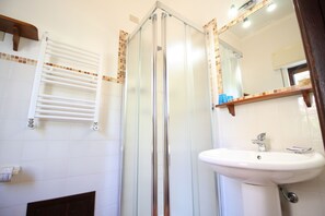 Panoramic Triple Room, Multiple Beds, Terrace | Bathroom - Bed & Breakfast Villa Rosa (Cefalù)