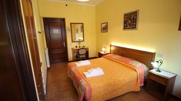 Comfort-Dreibettzimmer | Individuell dekoriert, individuell eingerichtet, Schreibtisch