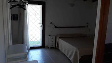 Habitación doble estándar, 1 cama Queen size | Decoración personalizada, muebles diferentes y cortinas blackout