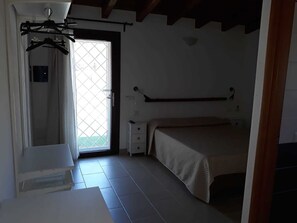 Standard Double Room, 1 Queen Bed | Individually decorated, individually furnished, blackout curtains - B&B Il Mirto di Paola (Torpe)