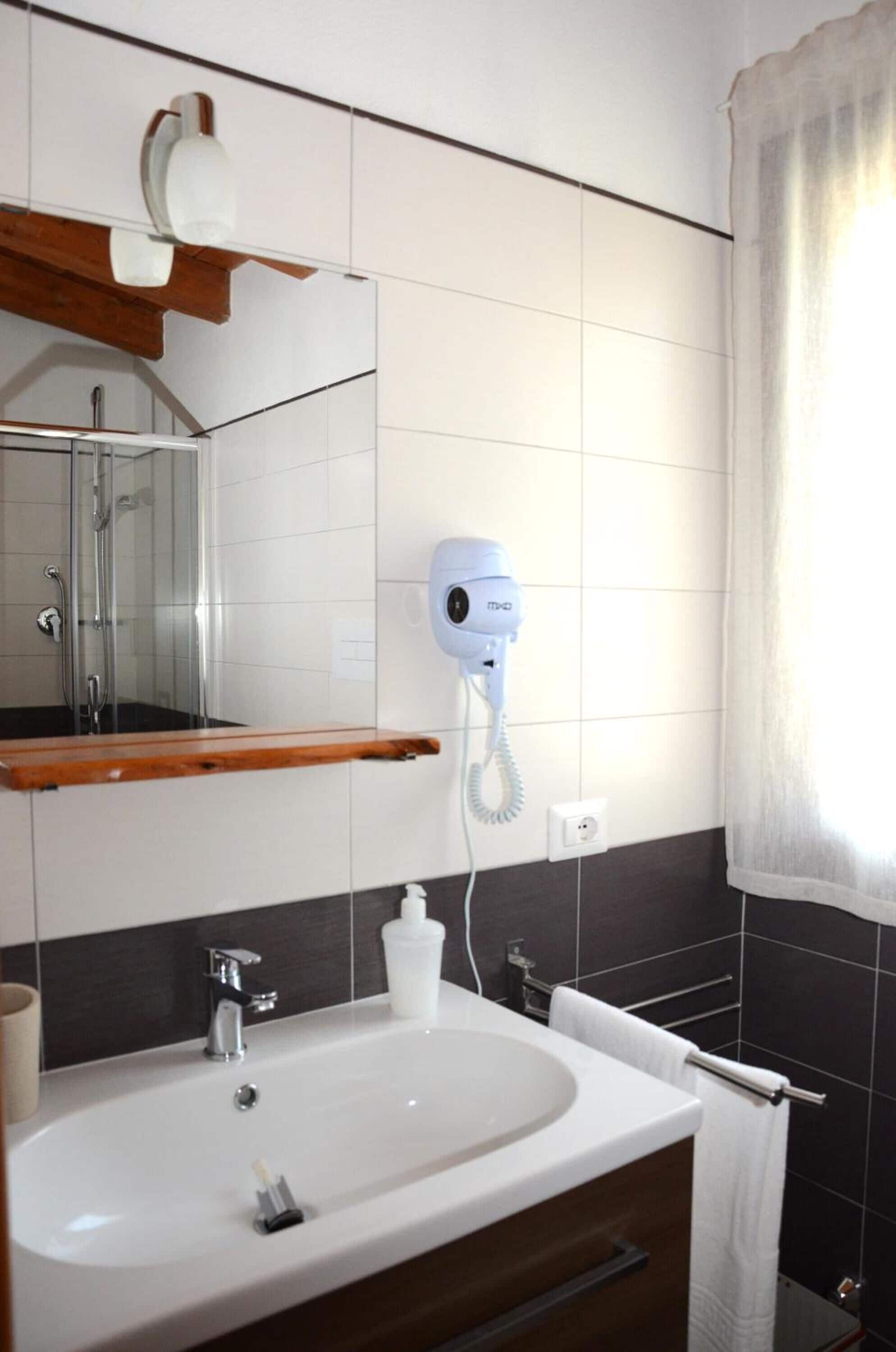 Dusche, Bidet, Handtücher, Seife