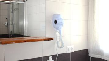 Dusche, Bidet, Handtücher, Seife