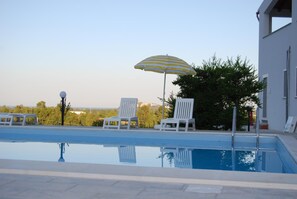 Seasonal outdoor pool, open 9:30 AM to 8:00 PM, pool umbrellas - B&B Il Mirto di Paola (Torpe)